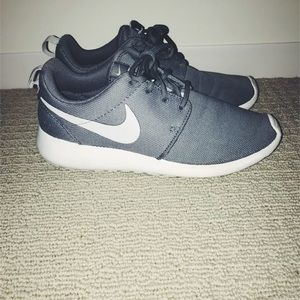 Nike Roshe One Tennis Shoes